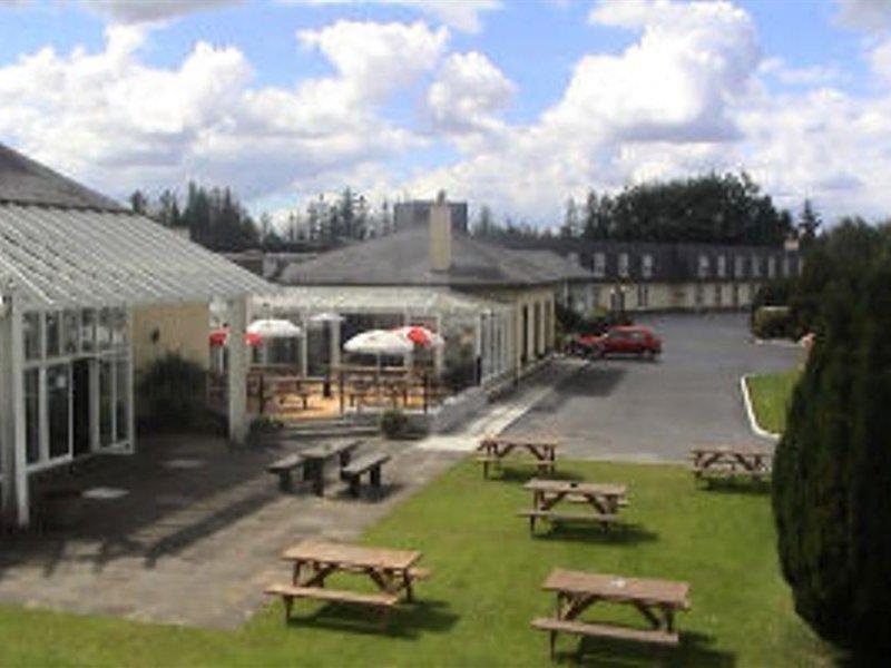 Connemara Gateway Hotel อูคเทอราร์ด ภายนอก รูปภาพ